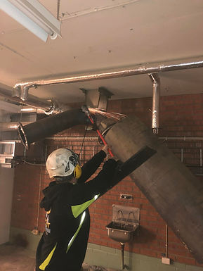 Demontering av stålrör av en medarbetare på Rivout group.