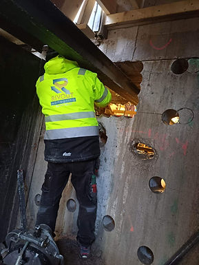 Betonghåltagning i Stockholm för att dra rör genom betongvägg.