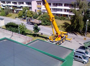 Kranbil ute på uppdrag hos vår kund.