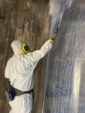 Medarbetare sanerar vägg.